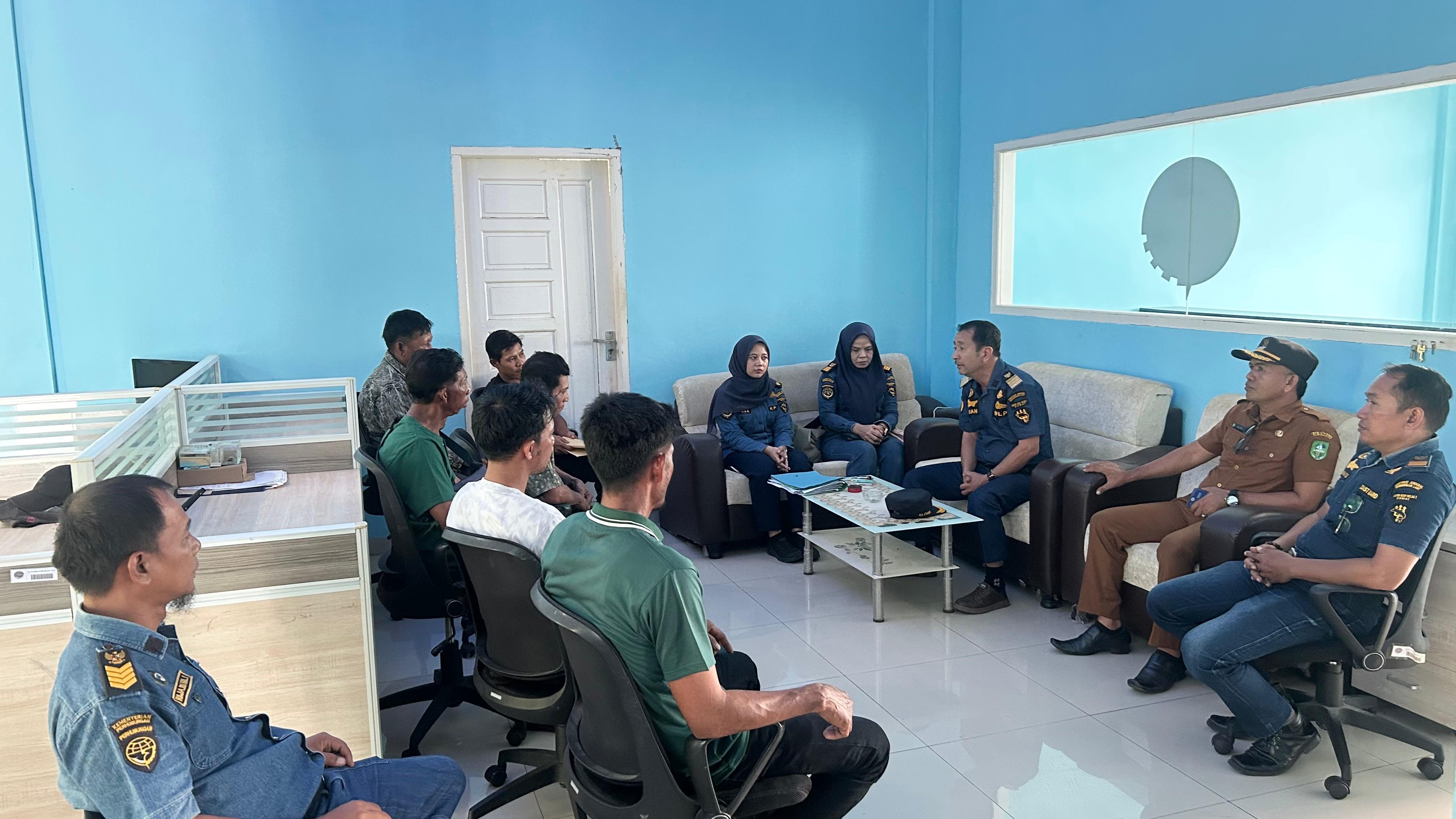 Kantor KSOP Kelas I Dumai Menyerahkan E-Pas Kecil Kepada Para Nelayan di Wilker Batu Panjang - Rupat